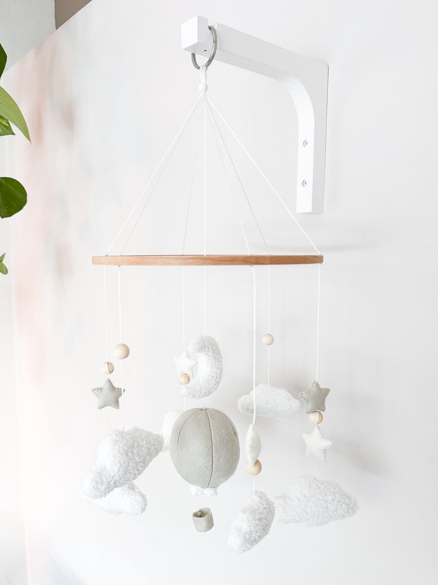 WallWood - Babymobiel met wolken en luchtballon - rechte houten wanddrager wit - complete set babykamer - kraamcadeau
