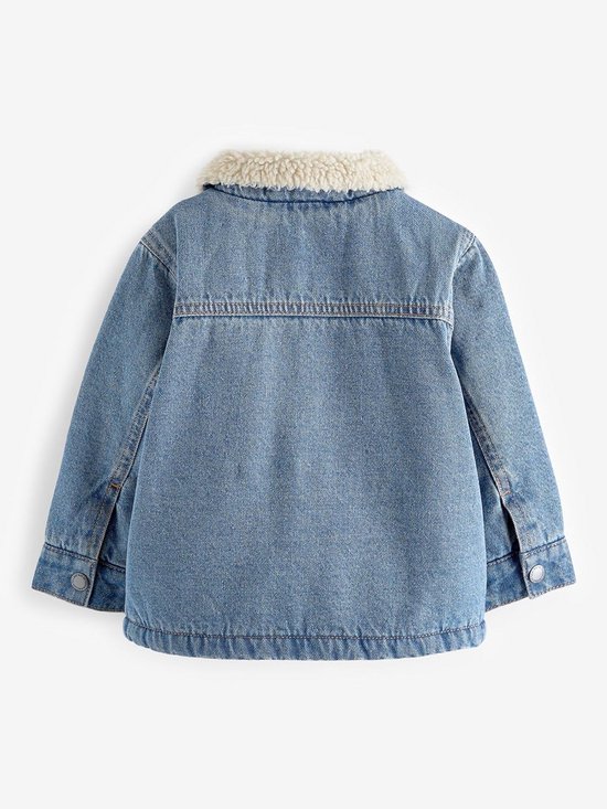 Achterkant van een blauw denim spijkerjack voor kinderen met crème borgkraag.