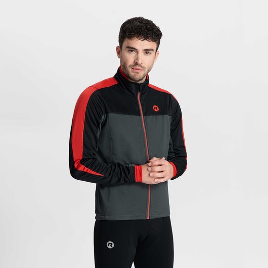 Man met een zwart, grijs en rood fietsjack. Het jack heeft een R-logo op de borst.
