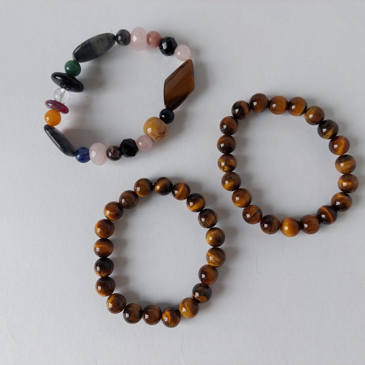 set van 3 armbanden – 2 tijgeroog armbanden – 1 armband met o.a. rozenkwarts en obsidiaan - handgemaakt – natuurlijke edelstenen in bruintinten – bescherming en energie