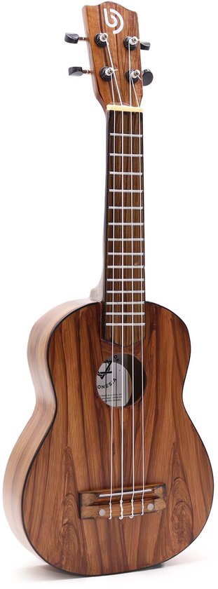 Ukelele met naturel houten afwerking, op wit geplaatst.