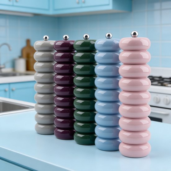 Vijf peper- en zoutmolens in pastelkleuren: grijs, pruim, groen, blauw en roze, met een ronde zilveren dop.