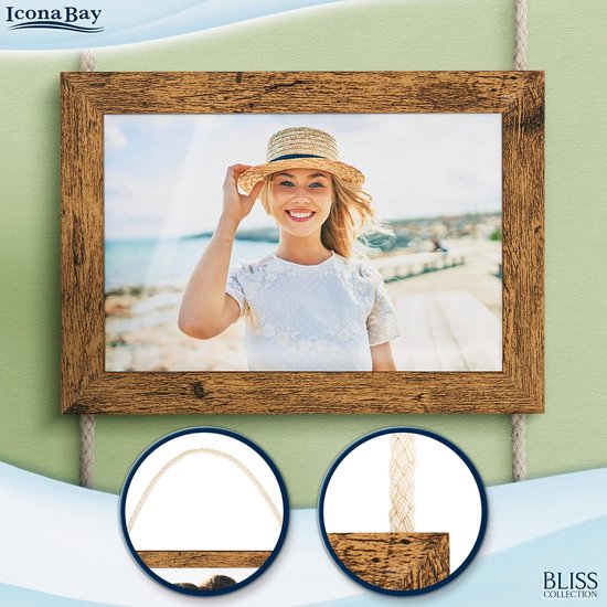 Houten fotolijst met touw ophanging, toont lachwekkende blonde vrouw met strooien hoed.