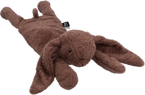 Bruine pluche konijnenknuffel, liggend op de buik met uitgestrekte poten en oren.
