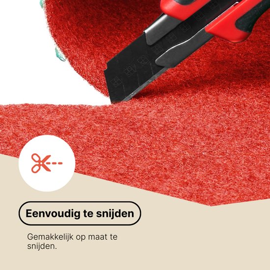 Rode kunstgras wordt met een stanleymes afgesneden. Tekst: Eenvoudig te snijden.