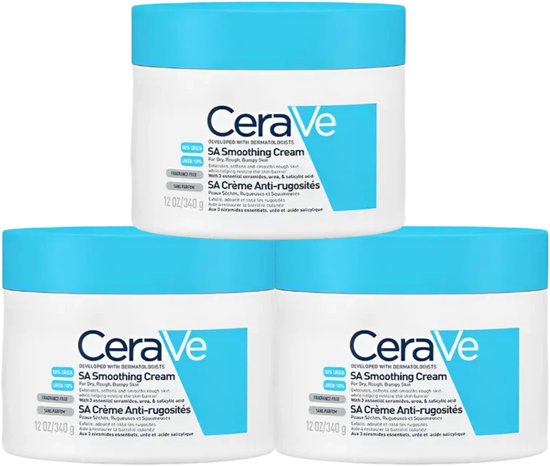 Drie witte potten CeraVe SA Smoothing Cream met blauwe deksels. Tekst op de potten: CeraVe SA Smoothing Cream, 12 OZ / 340 g.