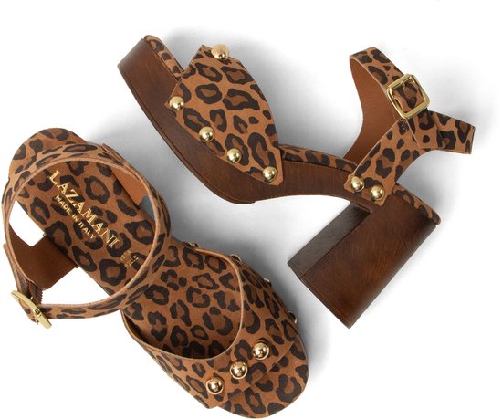 Bruine suède sandalen met luipaardprint en gouden studs, liggend op een witte achtergrond.