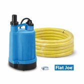 Blauwe Flat Joe dompelpomp naast een opgerolde gele waterslang en slangklem.
