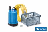 Blauwe Flat Joe easy dompelpomp met een opgerolde gele waterslang, een grijze krat en een slangklem.