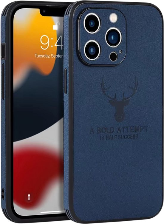 Coque de téléphone bleu foncé avec texture cuir premium et un relief de tête de cerf. "A BOLD ATTEMPT IS HALF SUCCESS" est également visible.