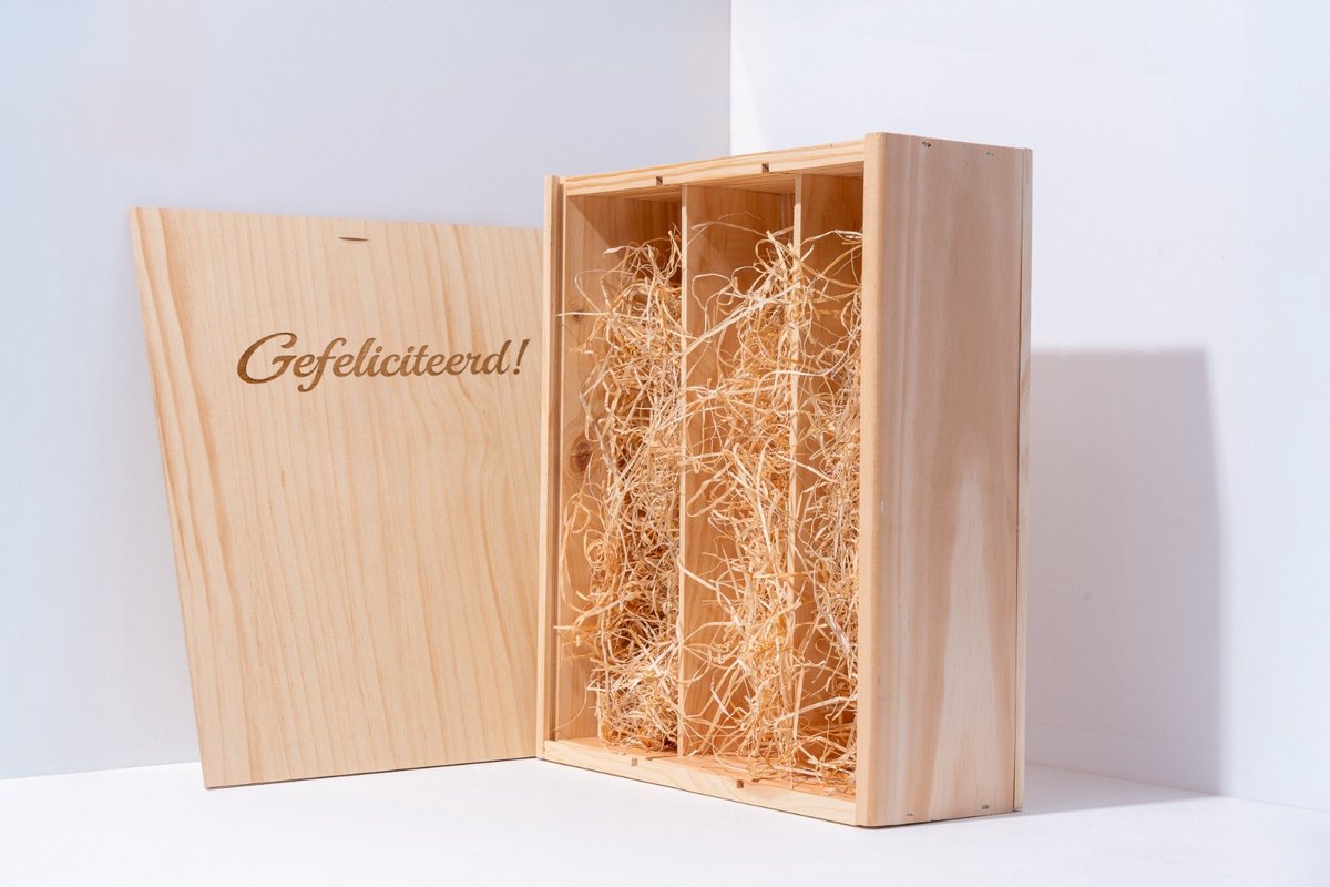Houten wijnkist 3-vaks met gratis houtwol – Gegraveerd met “Gefeliciteerd!”