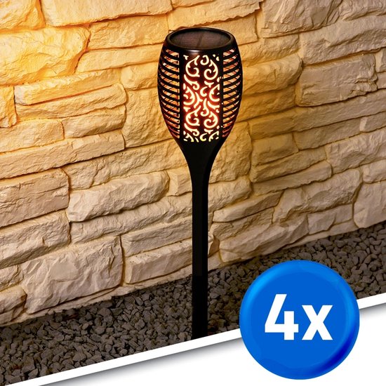 Zwarte fakkel tuimelverlichting met sierlijk patroon en flakkerend LED-licht, bij een stenen muur. Set van 4.