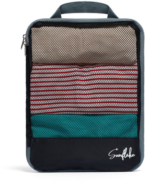 Zwarte packing cube met mesh voorpaneel, gevuld met gestreepte en effen kleding.