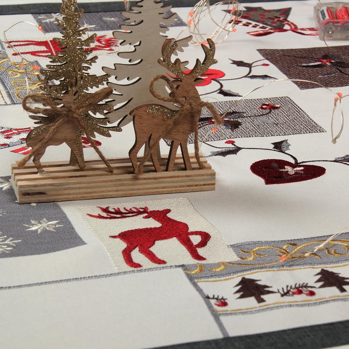 Kerst Tafelloper met Rendier en Dorp - Stijlvolle Witte/Grijze Winterdecoratie (40x90 cm)