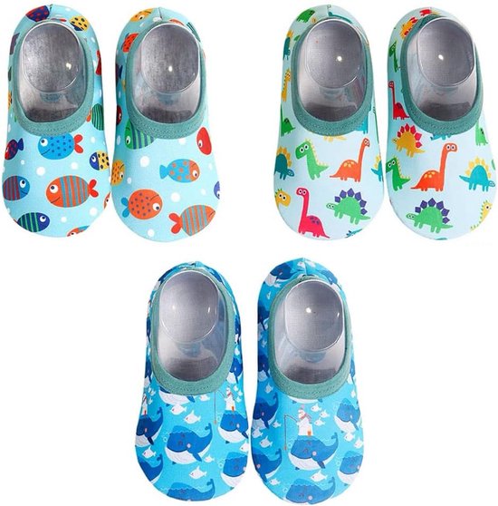 Chaussons antidérapants bleus avec des imprimés joyeux de poissons, dinosaures et baleines.