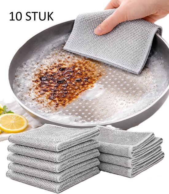 Une main tenant une lingette grise en maille nettoie une poêle brûlée, avec un citron et une pile de 10 lingettes à côté.