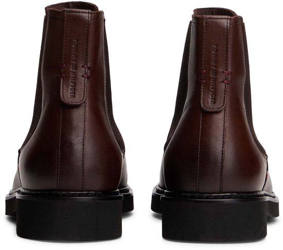 Achterkant van bruine leren chelsea boots met Tommy Hilfiger logo op de schacht.