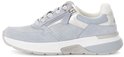 Lichtblauwe Gabor sneaker met zilvere details, witte zool en ritssluiting.