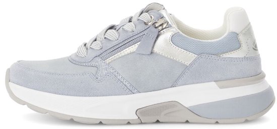 Lichtblauwe Gabor sneaker met zilvere details, witte zool en ritssluiting.