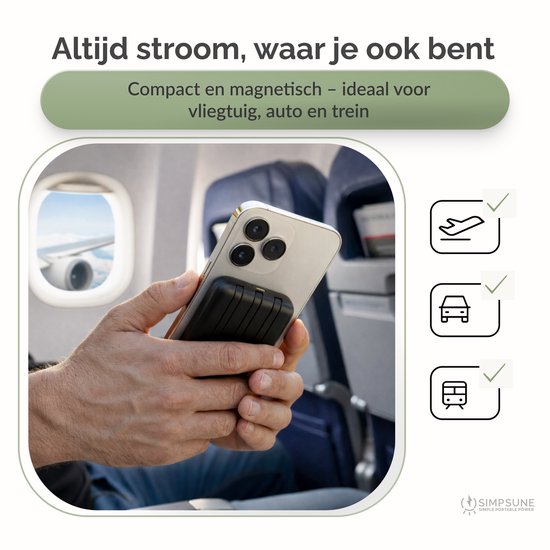 Hand houdt zwarte magnetische powerbank vast in vliegtuig, ideaal voor reis.