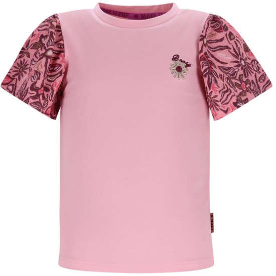 Roze T-shirt met korte, gepofte mouwen met bruin-roze bloemenprint en een geborduurde bloem op de borst.