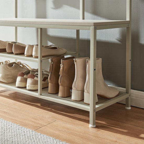 Crèmekleurige, metalen schoenenkast met schoenen op de planken.