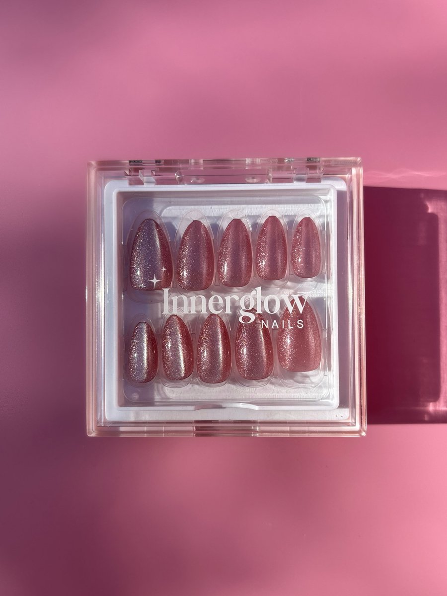 Innerglow Nails - Style ‘Velvet Rose’ - Korte Amandel Nagels - Cat Eye Glitter Nails - Hoge Kwaliteit Soft Gel - 24-28 stuks Plaknagels - All-in-one Nail Kit met Nagellijm - Nepnagels - Kunstnagels - Zelfklevende Nagels