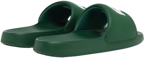 Donkergroene Lacoste slippers, zijkant met opgedrukte tekst.