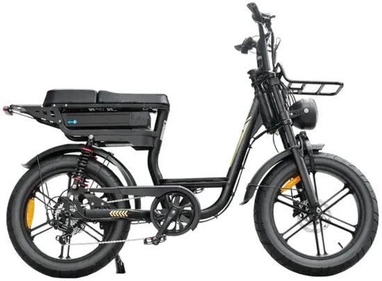 Zwarte elektrische fatbike met lage instap, dubbel zadel en bagagedrager achter.