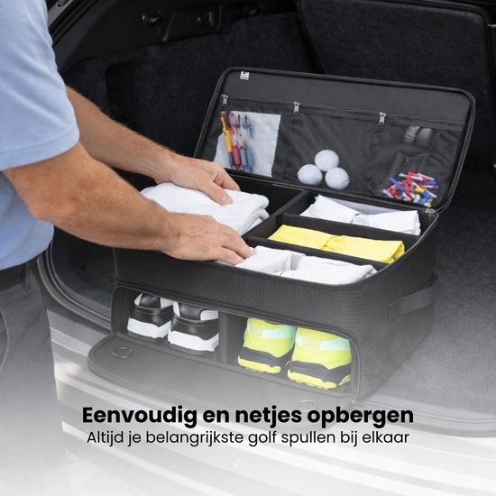 Hand legt witte handdoeken in de zwarte golf organizer tas, met schoenen in het onderste vak.