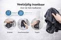 Une main utilise une microfibre gris foncé pour sécher robinetterie, parois de douche et carrelage.