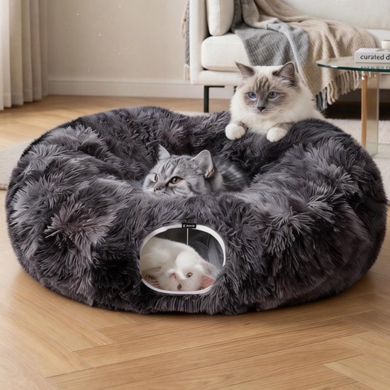 Grijze, ronde kattenmand met tunnelopening. Drie katten rusten in de zachte, pluche mand.