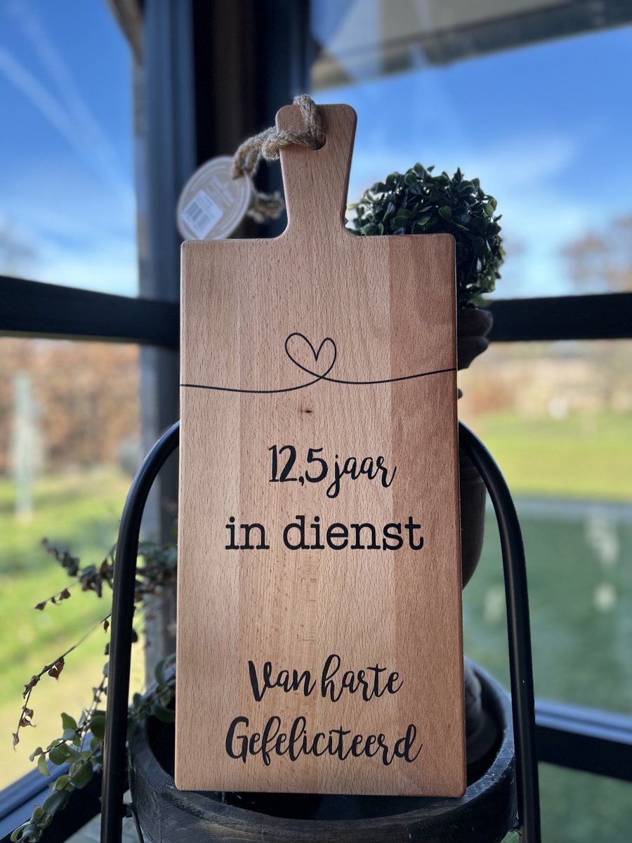 Creaties van hier - serveerplank - 12,5 jaar in dienst - 55 cm -eikenhout