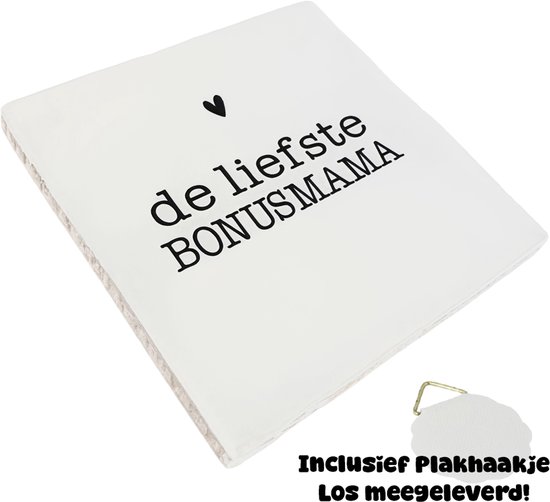 Carreau en céramique blanc avec un petit cœur et le texte 'de liefste BONUSMAMA' en noir. Avec un crochet à suspendre séparé.