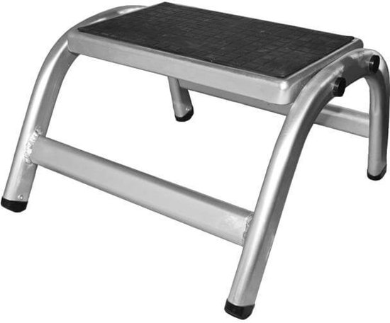 Aluminium opstapje met gebogen zijkanten en een zwart geribbeld anti-slip oppervlak.