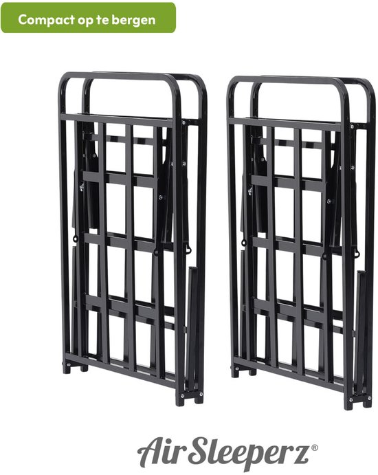 Twee compact op te bergen zwarte metalen opklapbare bedframes naast elkaar.