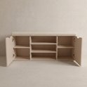 Licht beige schoenenkast met zitbank, met beide deuren open om de lege vakken te tonen.