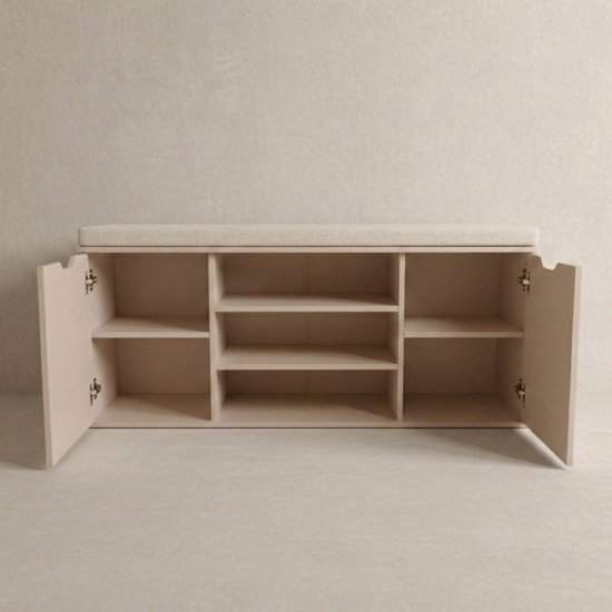 Licht beige schoenenkast met zitbank, met beide deuren open om de lege vakken te tonen.