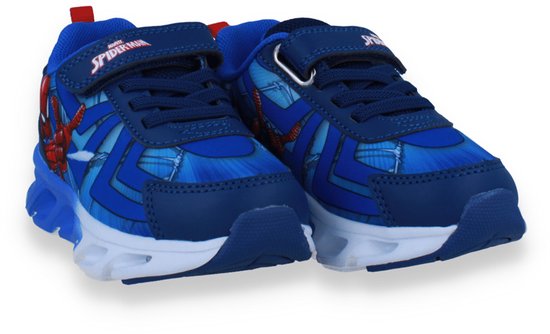 Blauwe Spiderman schoenen met klittenband en lichtjes. Spiderman-opdruk en een blauw/wit gestreept patroon.