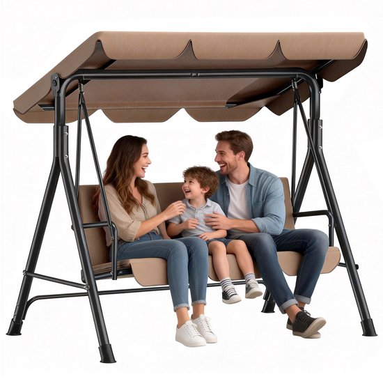 Een gezin met een jong kind zittend op een bruine 3-zits schommelbank met beige luifel en zwart metalen frame, op een witte achtergrond.