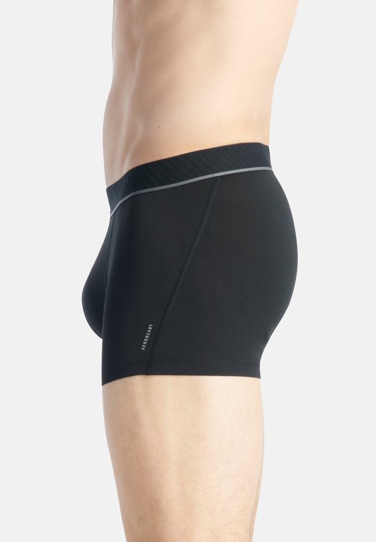 Zijkant van een zwarte boxer met elastische tailleband en AEROREADY logo.