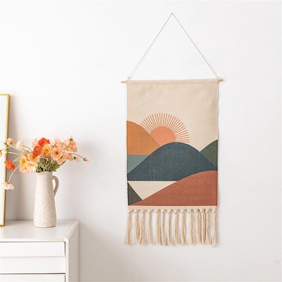 Wandkleed met veelkleurige berglandschappen en een opkomende zon met stralen.