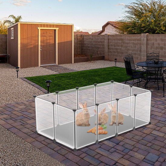Transparante dierenren met grijze bodemplaat, met drie konijnen en wortelen, geplaatst op een betegelde patio.