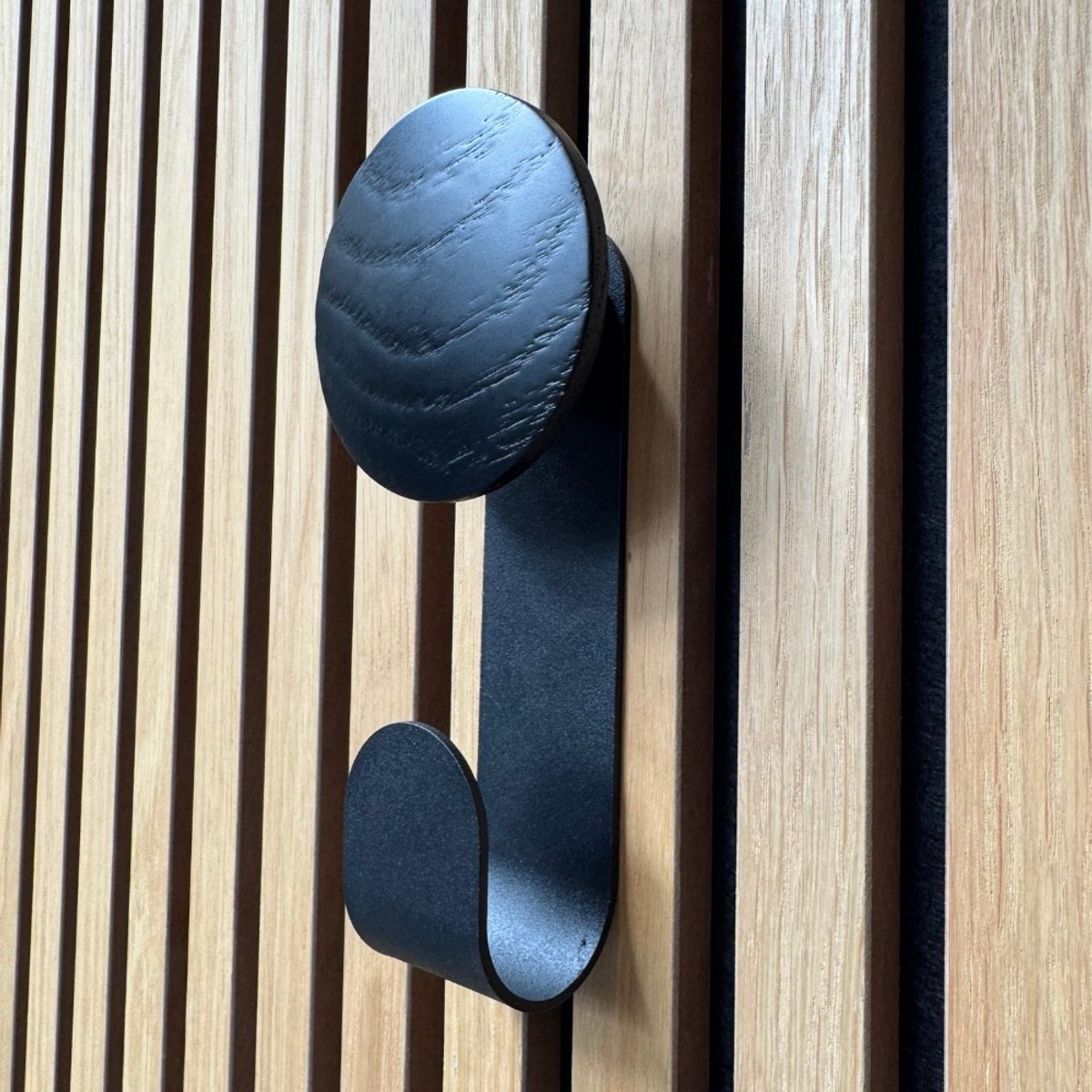 Hanger voor akoestisch wandpaneel inclusief knop | akoestische panelen | akupanel | accessoire akoestisch wandpaneel