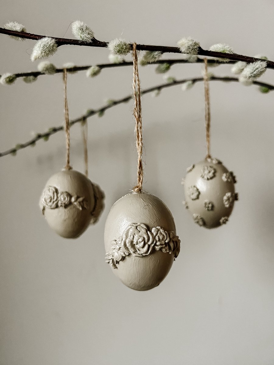 Handgemaakte brocante paaseieren met reliëf rozen 4 stuks – Landelijke hangdecoratie voor Pasen en lente - vintage shabby chic