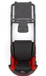 Bovenaanzicht van een zwart-rode racestoel op een simulatorenrek, met een stuur- en tabletbevestiging bovenaan.