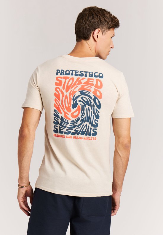 Man met zandkleurig t-shirt met grote grafische opdruk op de rug met tekst 'PROTEST&CO STOKED SESSIONS'.