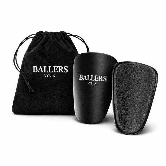 Zwarte mini scheenbeschermers en opbergzakje met Vynix Ballers logo, op witte achtergrond.