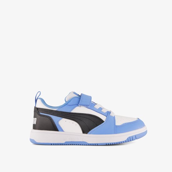 Kinder sneaker van Puma, wit met lichtblauwe en zwarte accenten, klittenbandsluiting, 'PUMA' logo op de zijkant.