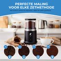 Zwarte elektrische koffiemolen met doorzichtige deksel, gevuld met koffiebonen. Rondom diverse maalgroottes van grof tot fijn, met zakken koffiebonen en een kop dampende koffie.